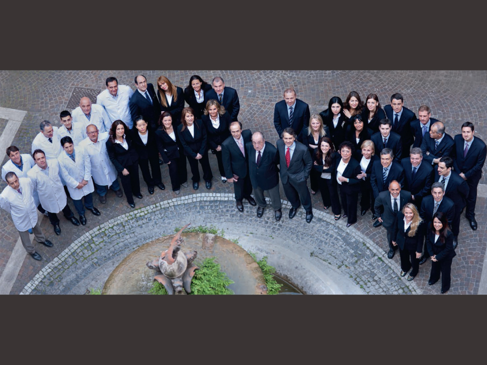 Lo staff del Gruppo Hausmann & Co.: dipendenti e esponenti della proprietà insieme nel cortile di Palazzo Fiano
