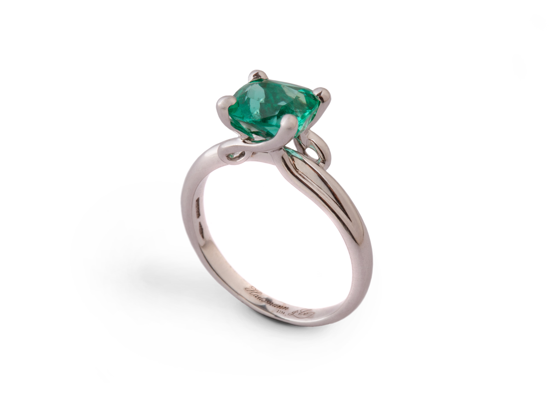 Anello &ldquo;Arabesque&rdquo; con smeraldo solitario