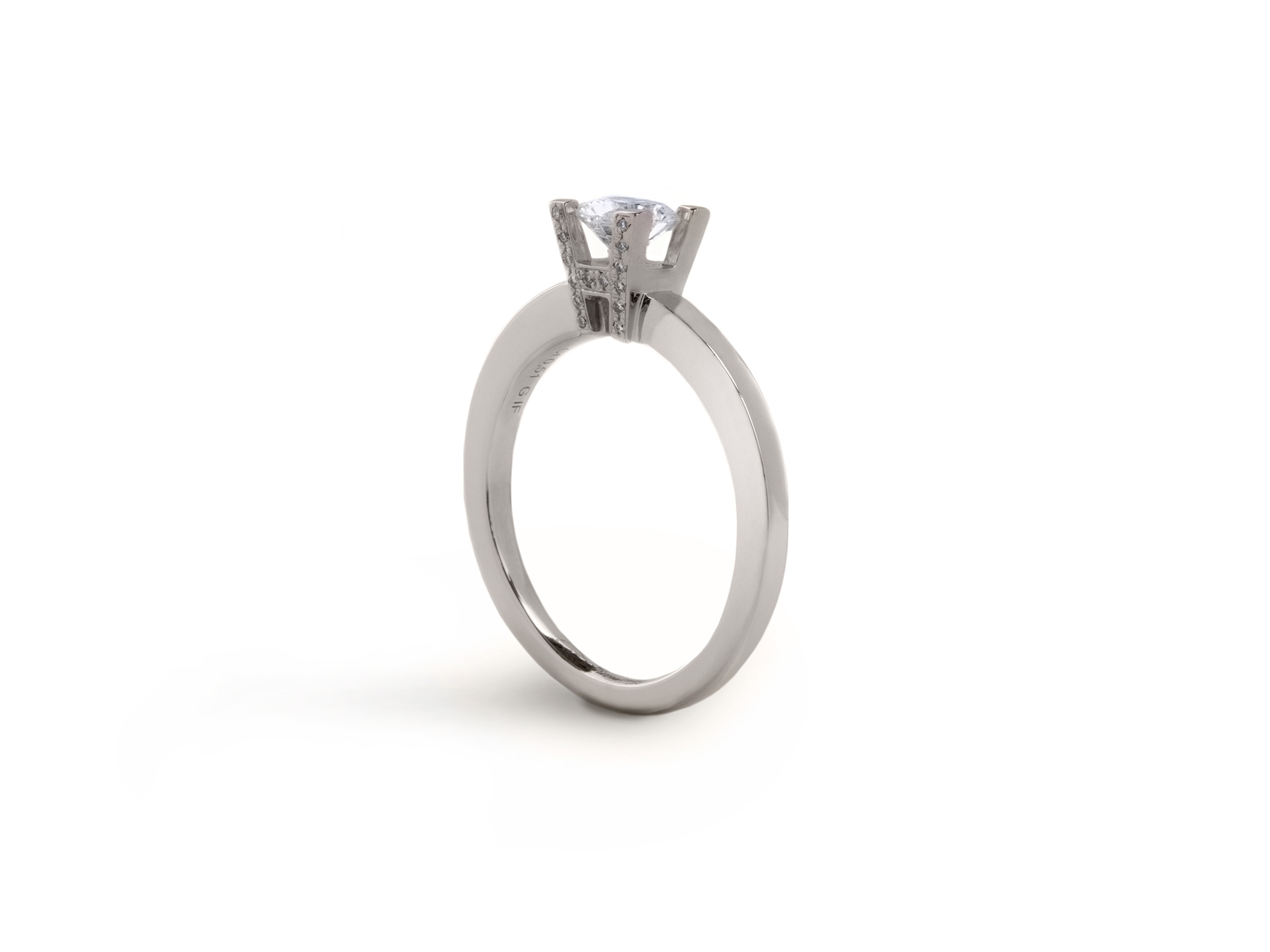 Anello “Élevé” con diamante solitario e pavé laterale