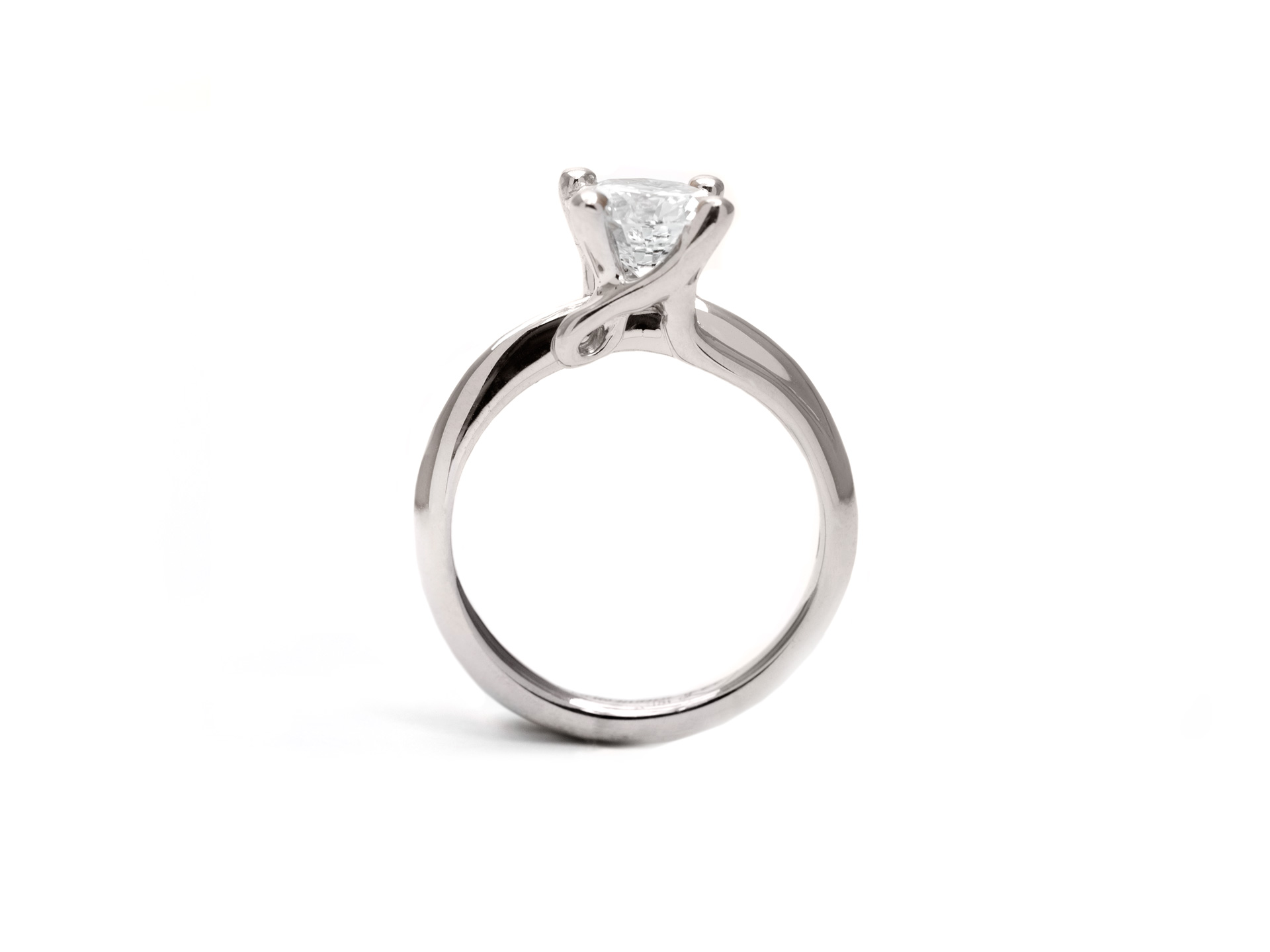 Anello &ldquo;Arabesque&rdquo; con diamante solitario