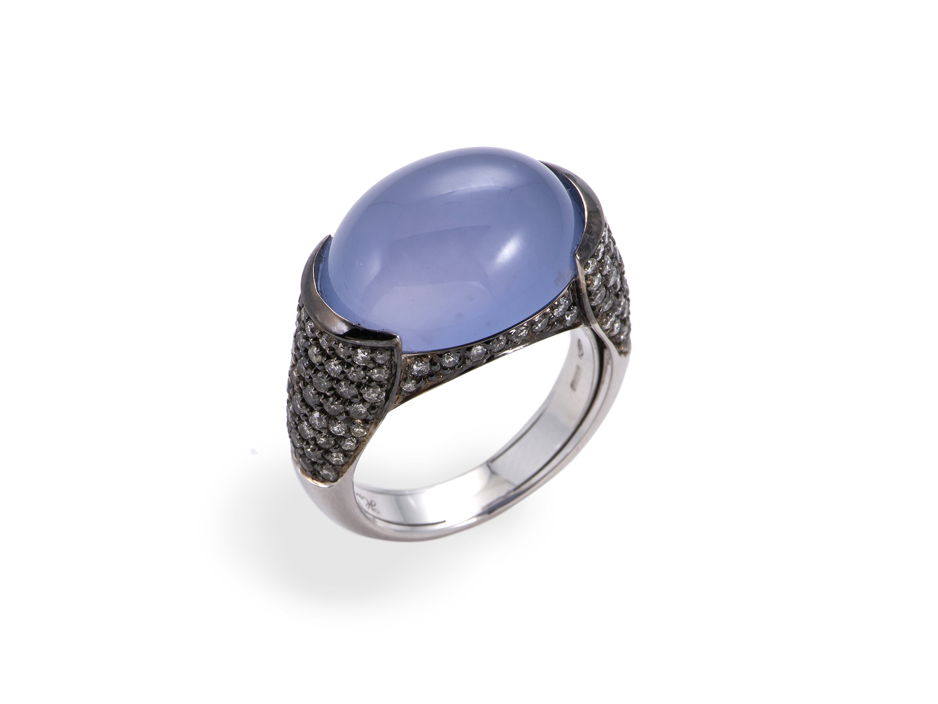 Anello con calcedonio e diamanti grigi
