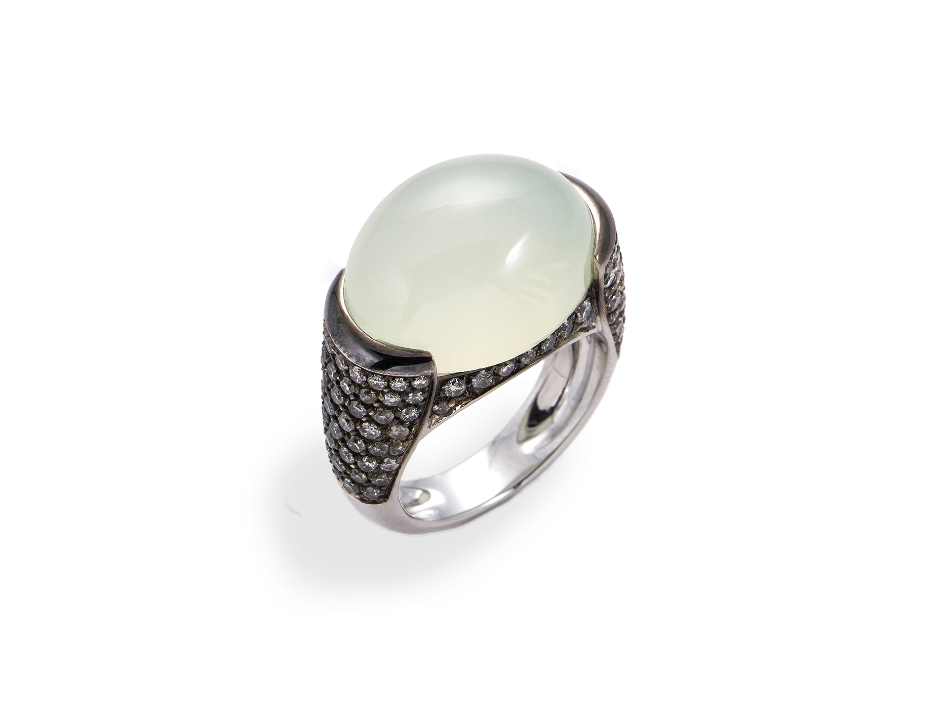Anello con calcedonio verde e diamanti grigi