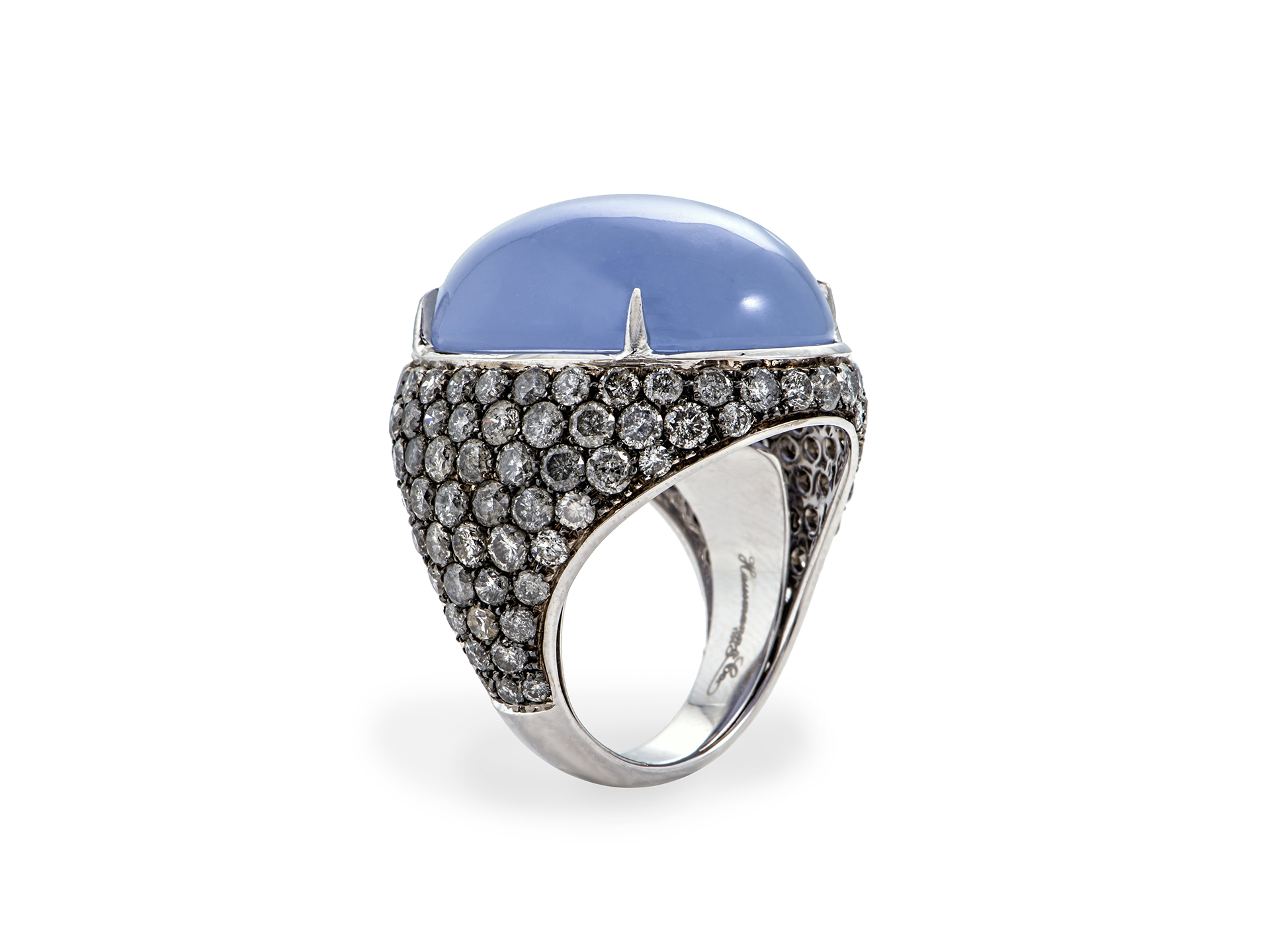 Anello con grande cabochon in calcedonio e diamanti grigi
