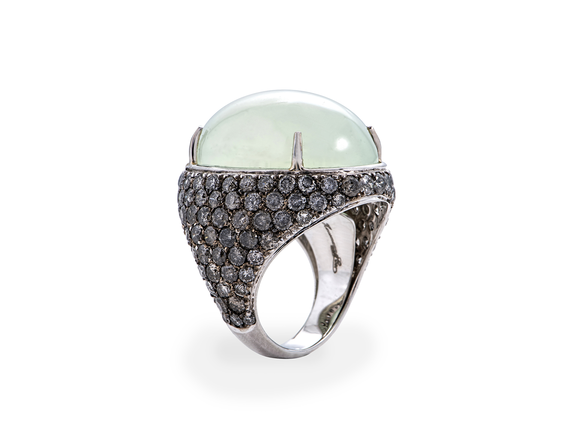 Anello con grande cabochon in calcedonio verde e diamanti grigi