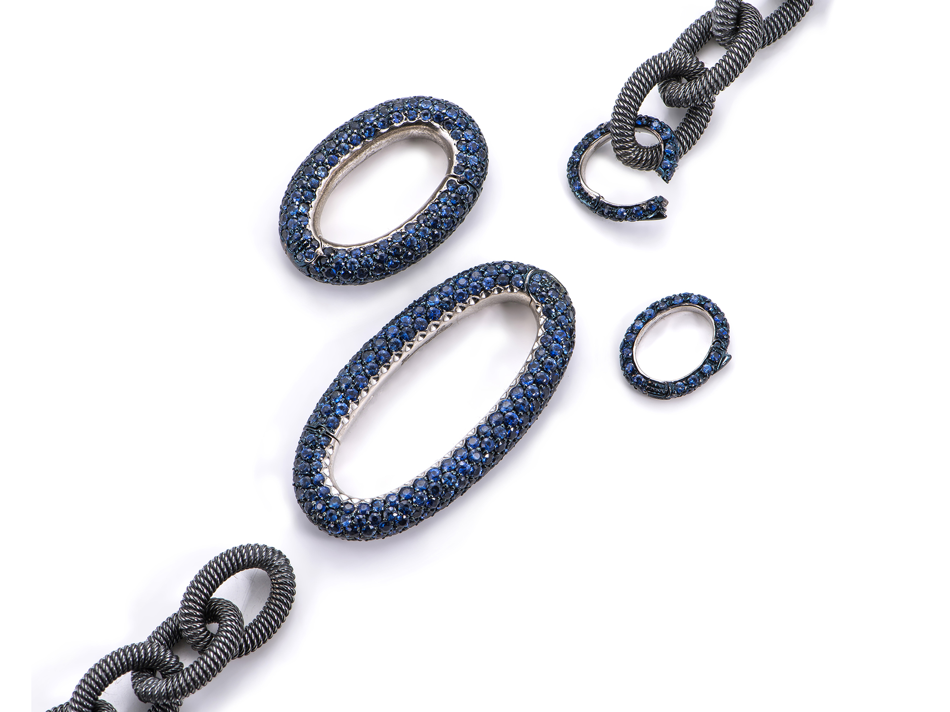 Chiusure &ldquo;Ouverture&rdquo; ovali in oro con zaffiri blu