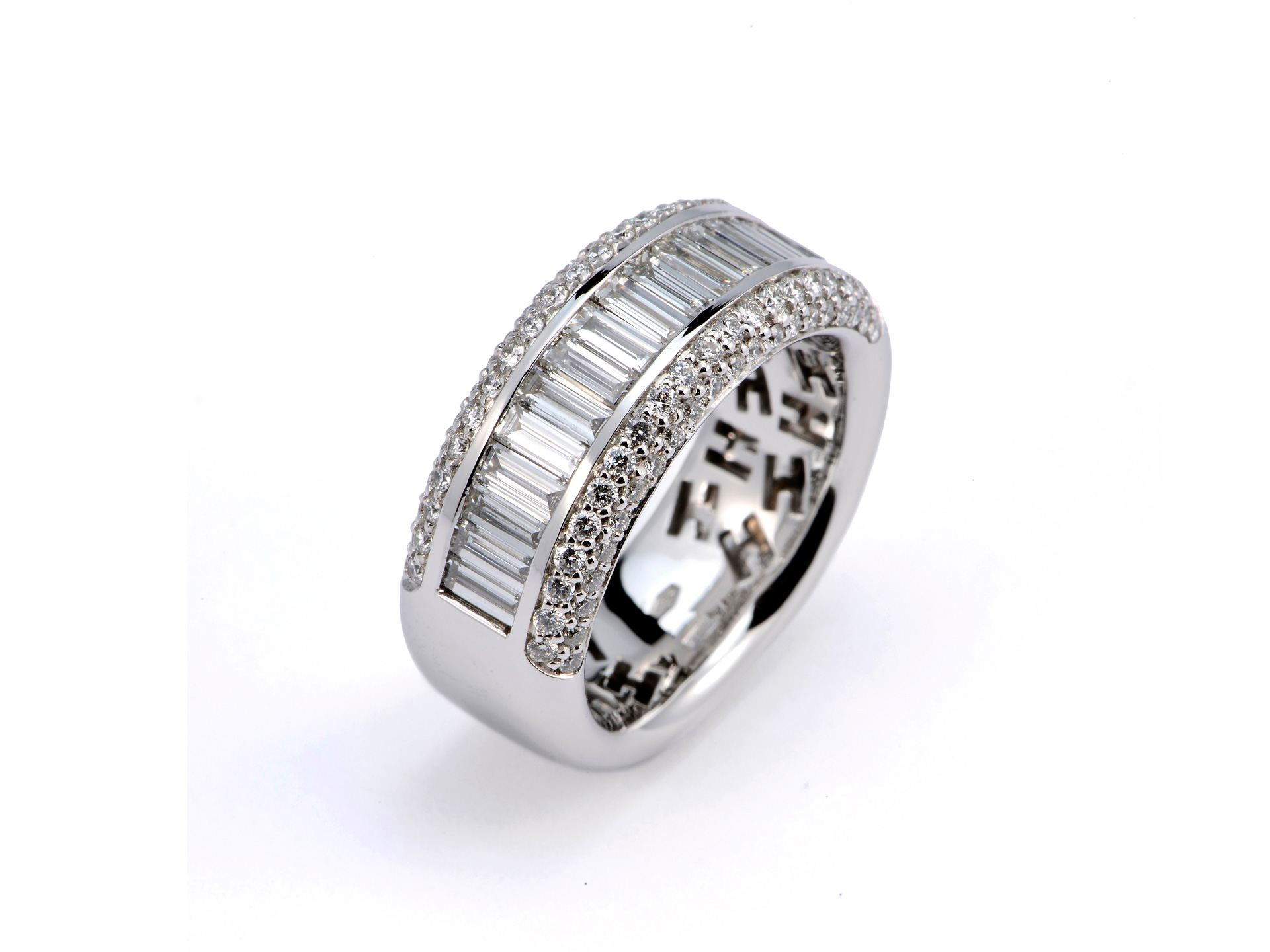 Anello con diamanti taglio baguette