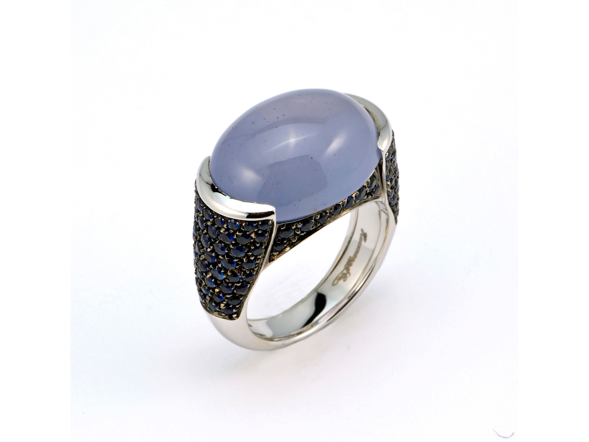 Anello con calcedonio e zaffiri blu