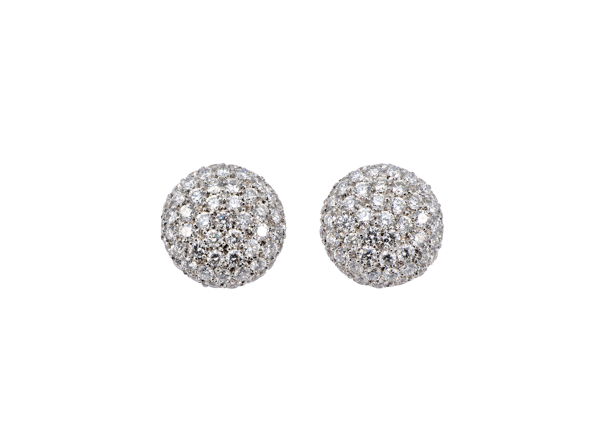 Round earrings with diamonds