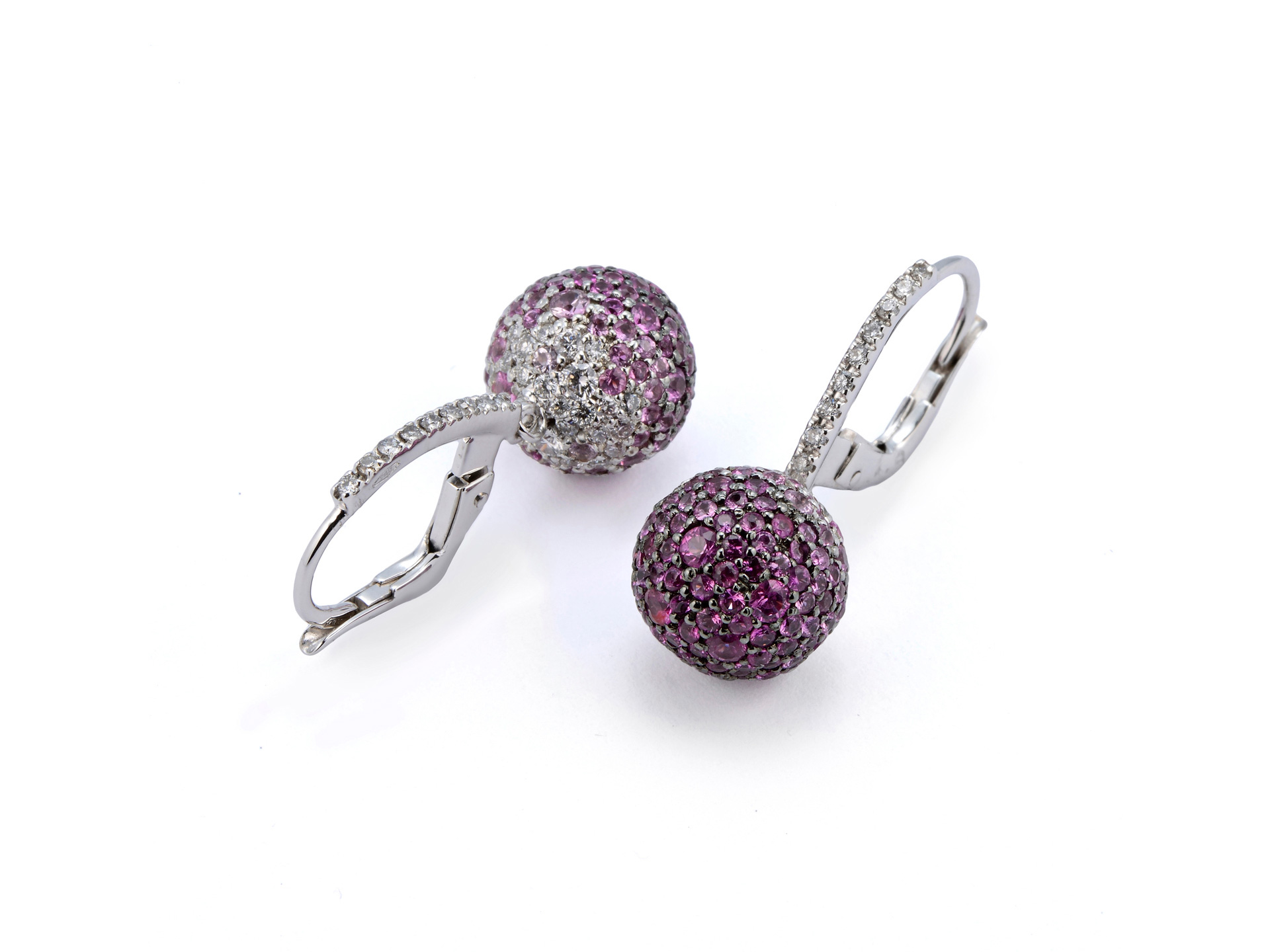 Orecchini con pallina pendente con diamanti  e zaffiri rosa