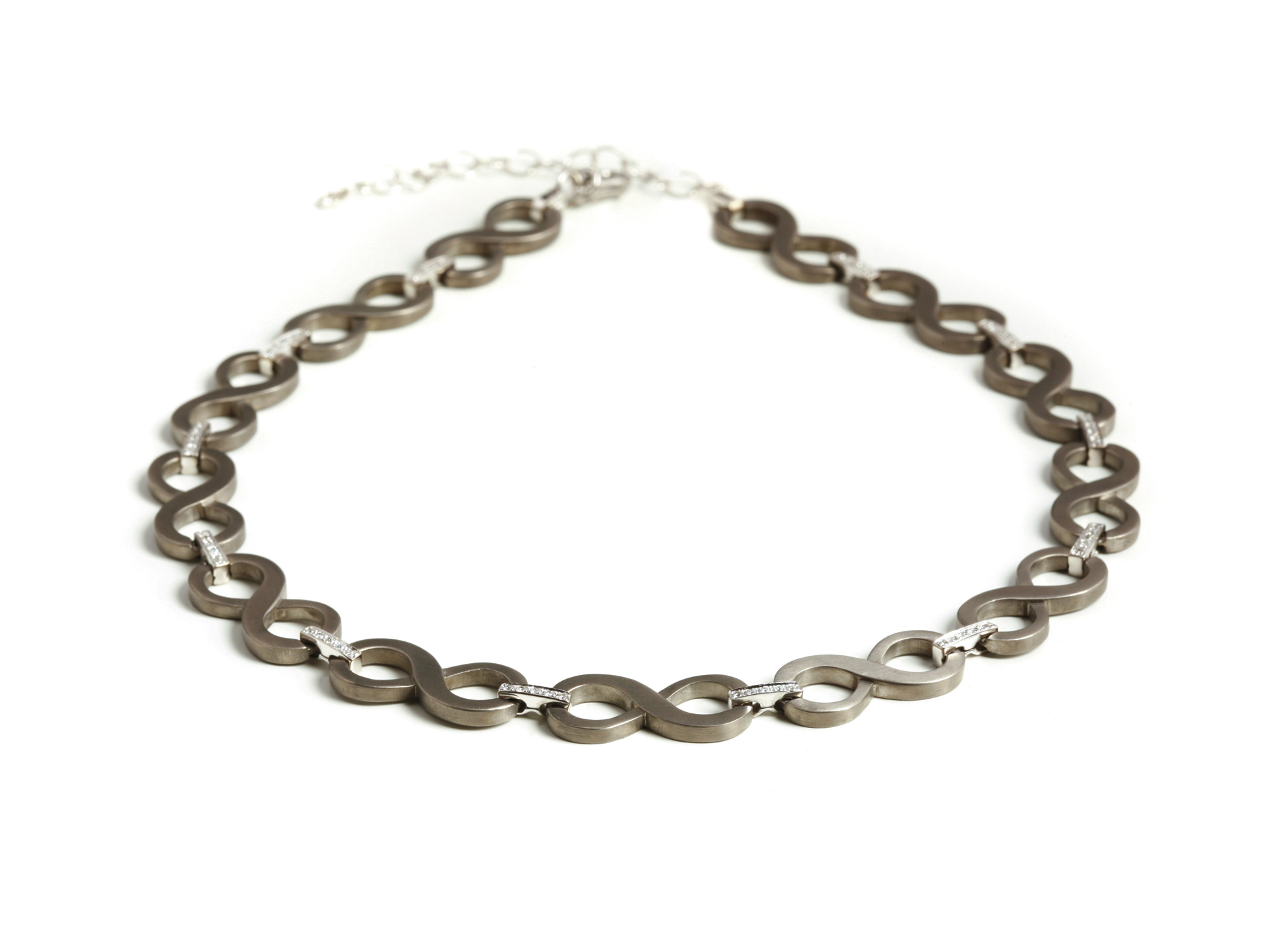 Collana in titanio, oro bianco e diamanti