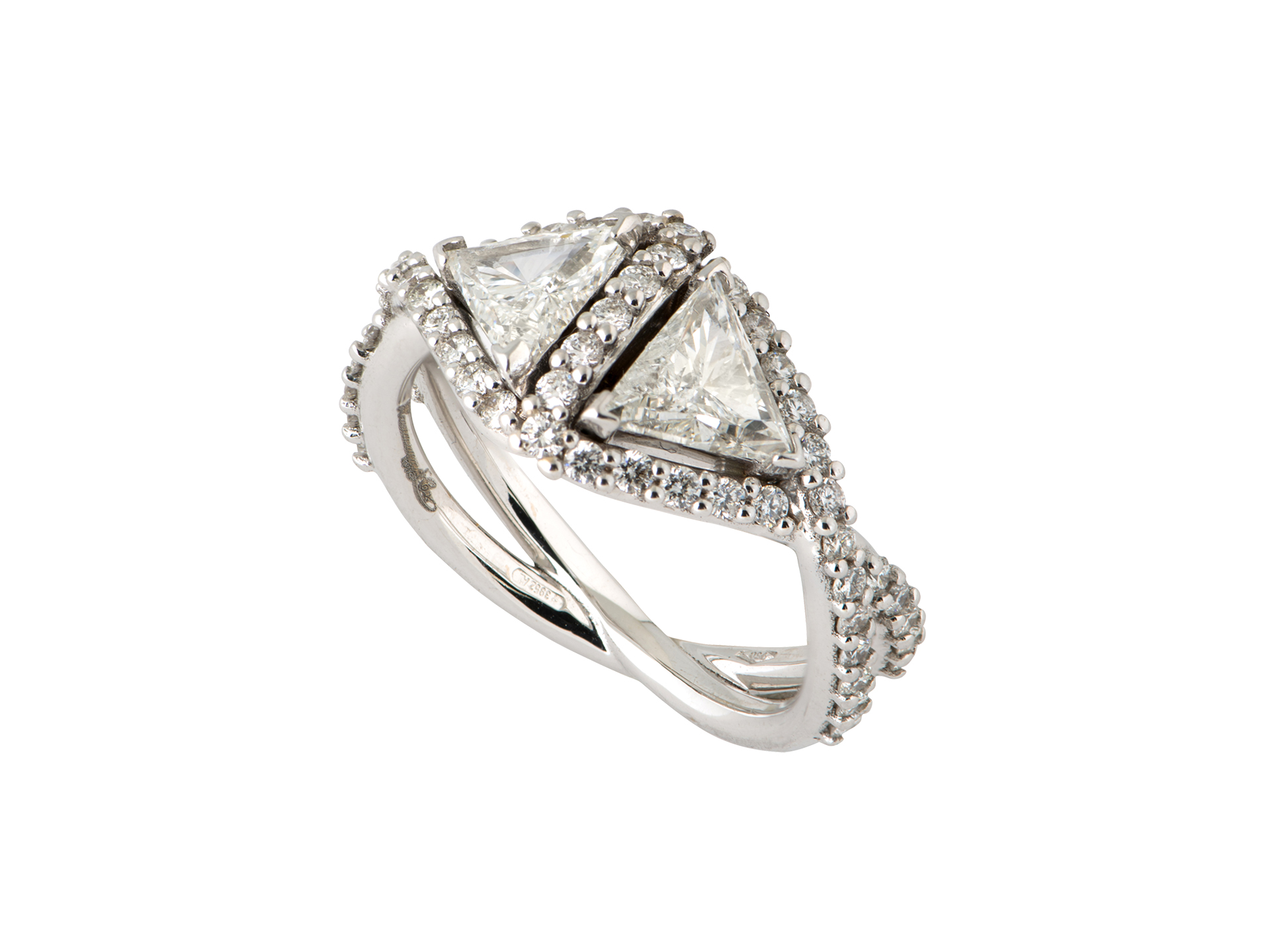 Anello annodato con due triangoli di diamante
