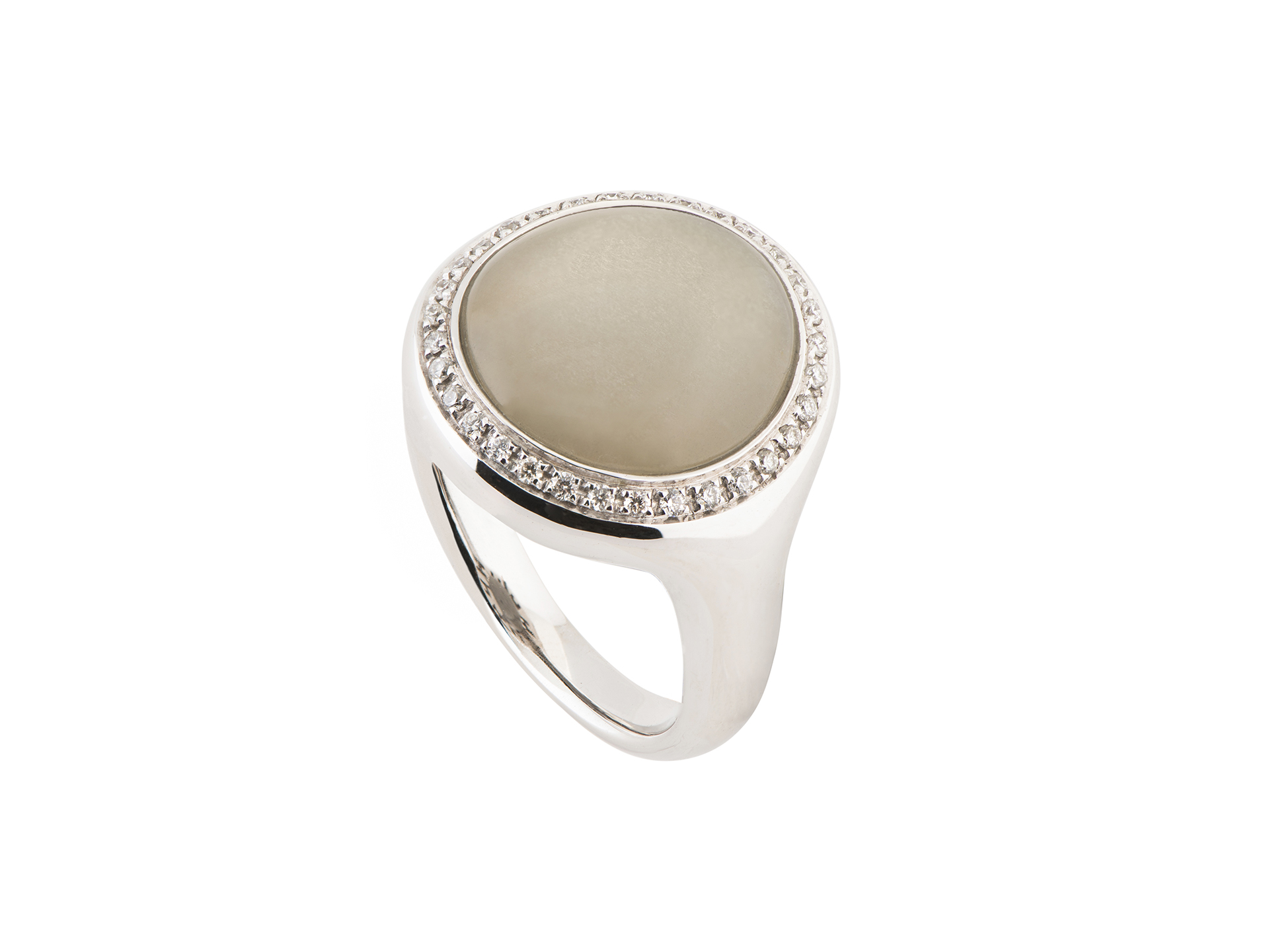 Anello con cabochon tondo di pietra di luna bianca e diamanti
