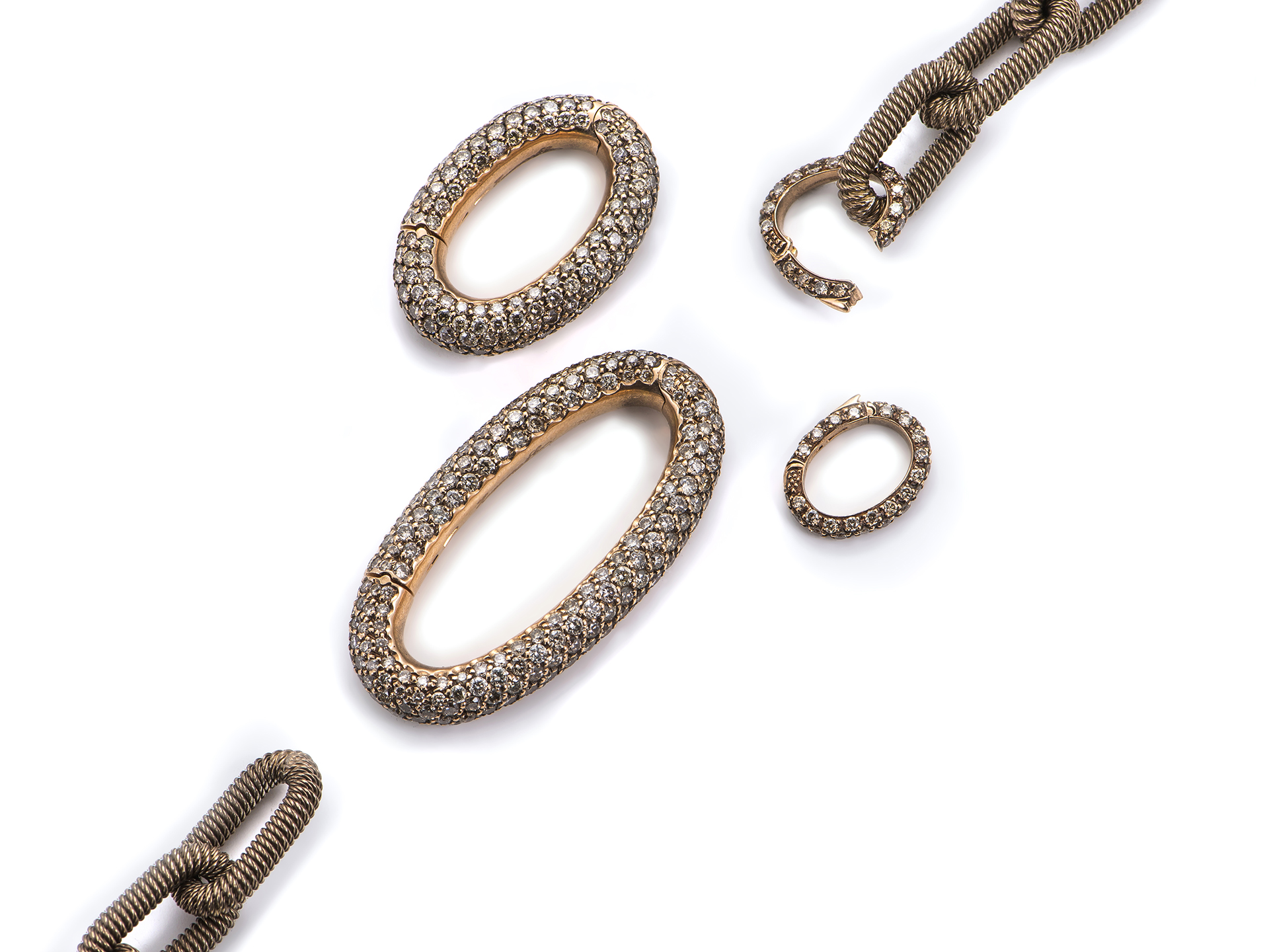 Chiusure &ldquo;Ouverture&rdquo; bombate in oro rosa con diamanti brown