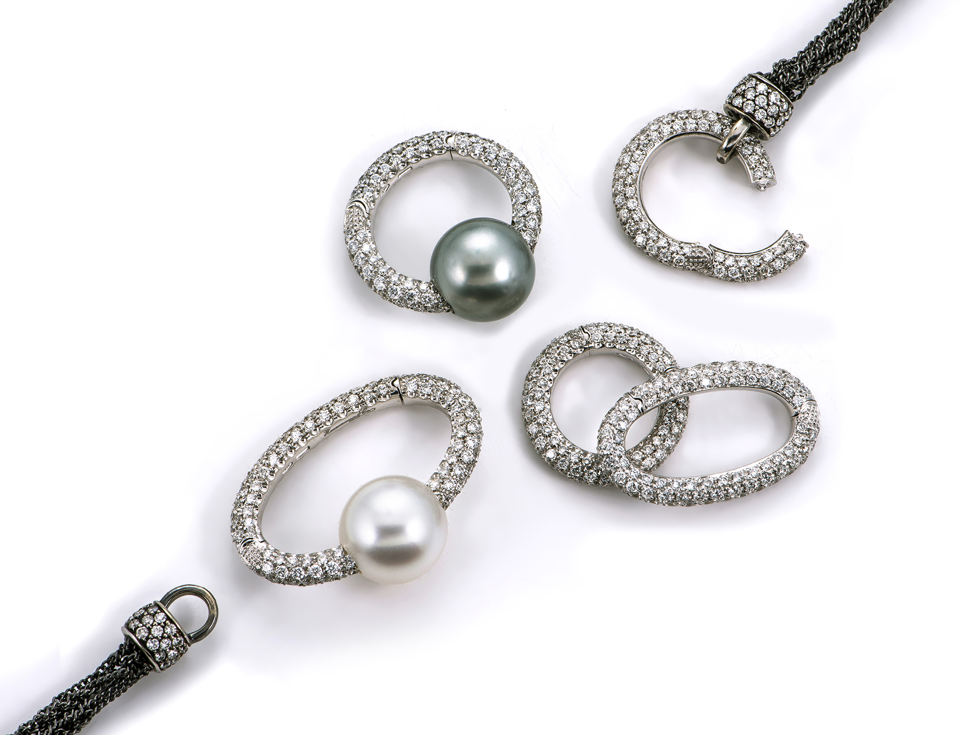 Chiusure &ldquo;Ouverture&rdquo; in oro bianco con diamanti e perle