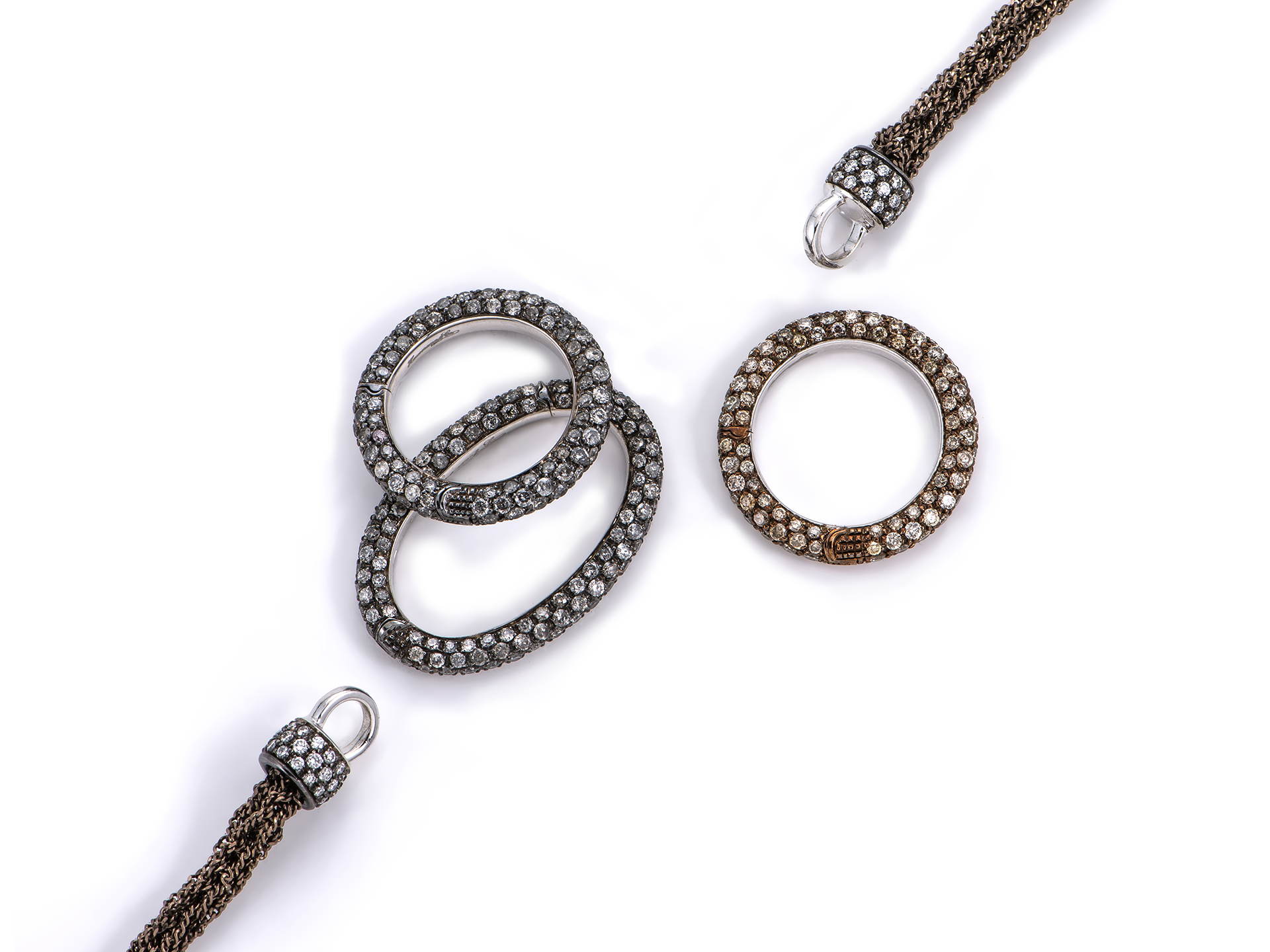 Chiusure &ldquo;Ouverture&rdquo; in oro bianco con diamanti grigi e brown