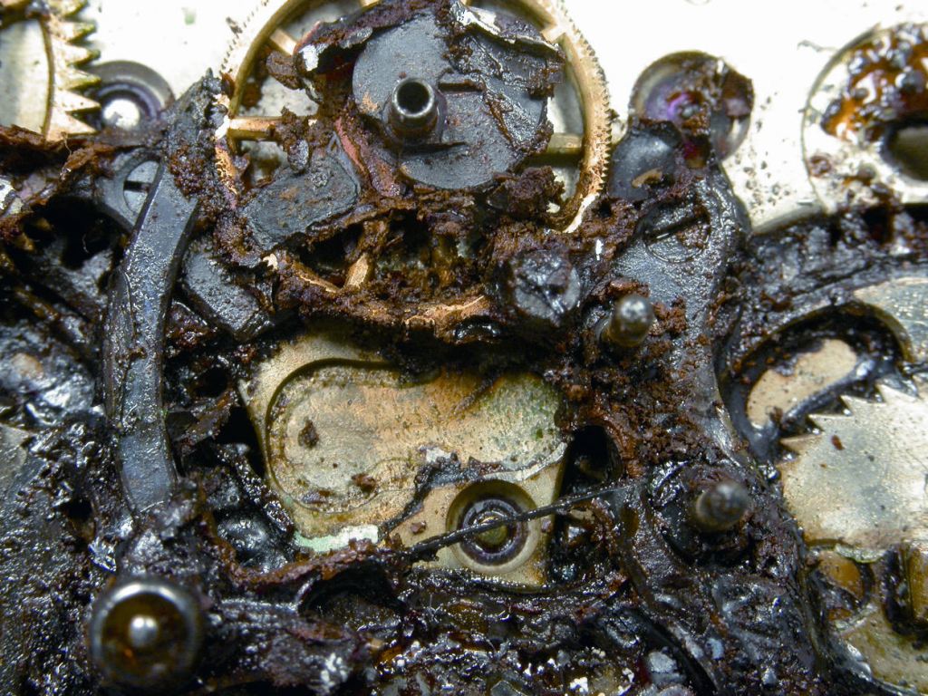 Un dettaglio del movimento dell&rsquo;orologio da tasca Lange n. 42.500, risalente ad inizio secolo scorso, rinvenuto dopo anni di mancato utilizzo. Gli orologiai l&rsquo;hanno trovato arrugginito, incompleto e parzialmente danneggiato, anche a causa dell&rsquo;umidit&agrave; e della condensa dentro l'orologio. Per saperne di pi&ugrave;, consulta il Diario nella sezione Curiosit&agrave;!